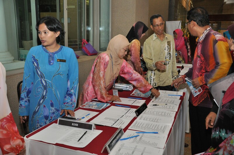 Participants checking in Participants checking in