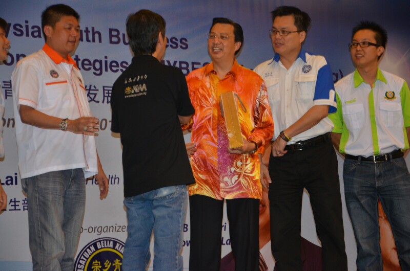 Recieving the momento from VIP Recieving the momento from VIP