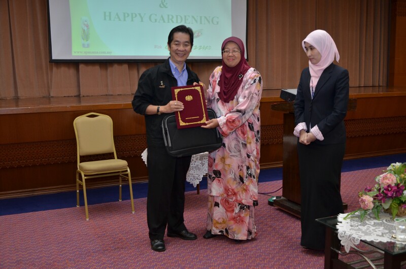 Recieving the memento Recieving the memento