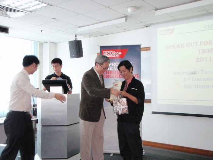 Recieving the memento from Recieving the memento from