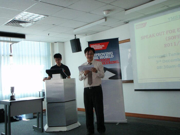 Dr Tan Chou Yong announsing the results